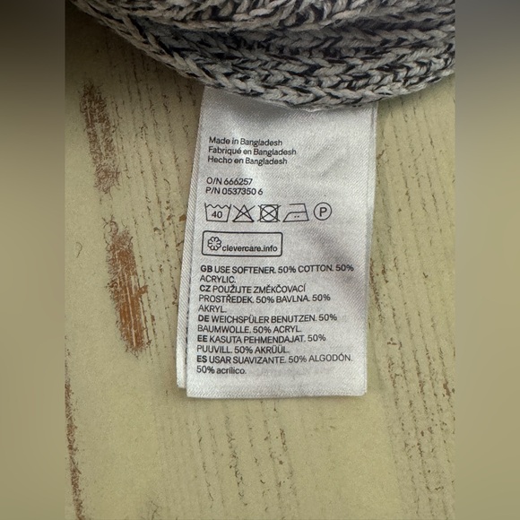 H&M Ladies Popover Sweater - Picture 4 of 4